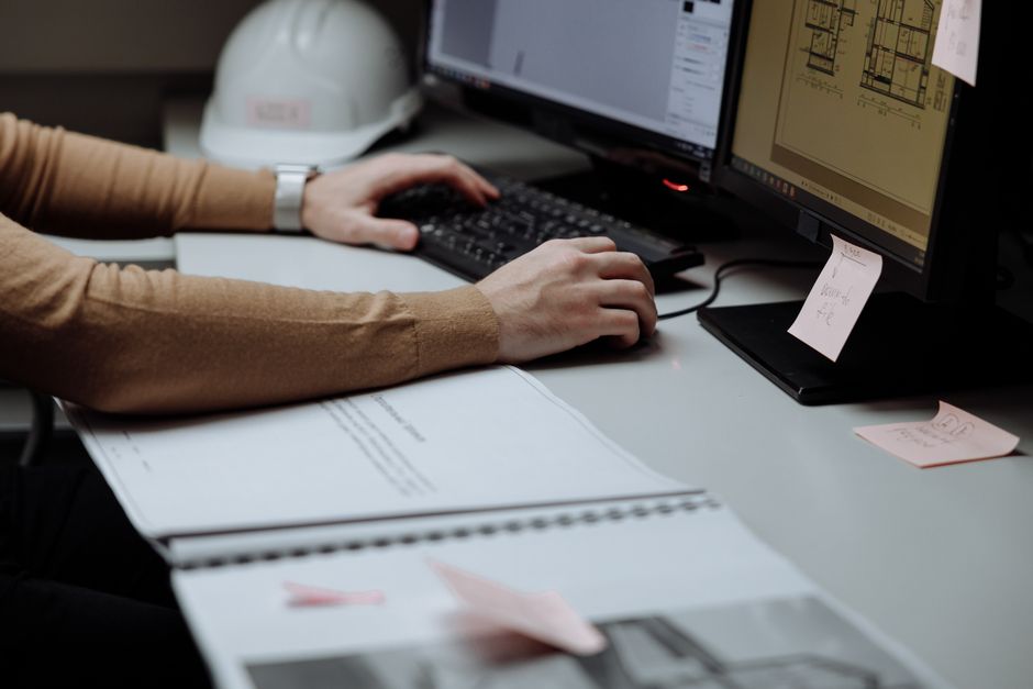 Porträt einer Studentin nach Abschluss eines UX/UI Projekts